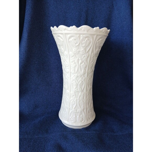 Lenox Woodland Collection Acanthus Leaf Vase 11”H Cream Ivory Porcelain USA Made - Picture 1 of 9
